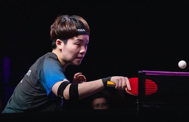 易倍体育网站：蒯曼仙人指路神仙球扭转局面！3-0横扫港队一姐晋级女单八强(图2)