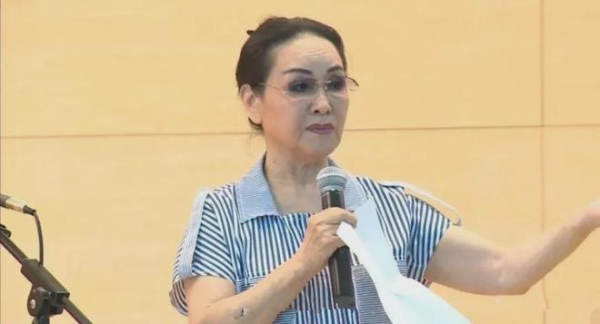 看到80岁李谷一摘假发、卸浓妆我悟了：女人直面衰老比扮嫩更美(图3)