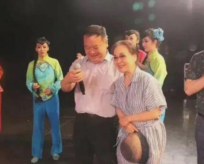 看到80岁李谷一摘假发、卸浓妆我悟了：女人直面衰老比扮嫩更美(图4)