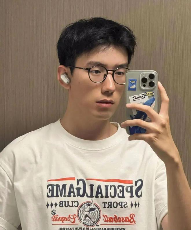 易倍体育网站：男生“不烫不染”的发型潮流帅气秋天就剪这3款提升你的颜值(图2)