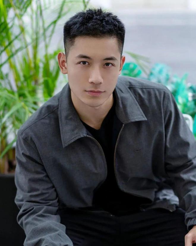 易倍体育网站：男生“不烫不染”的发型潮流帅气秋天就剪这3款提升你的颜值(图3)