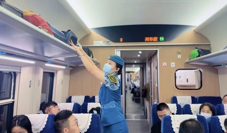 易倍体育网站：绽放在中老铁路上的昆铁职院“小花儿”们(图2)