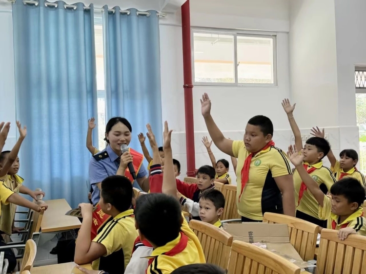 易倍体育网站：绽放在中老铁路上的昆铁职院“小花儿”们(图6)