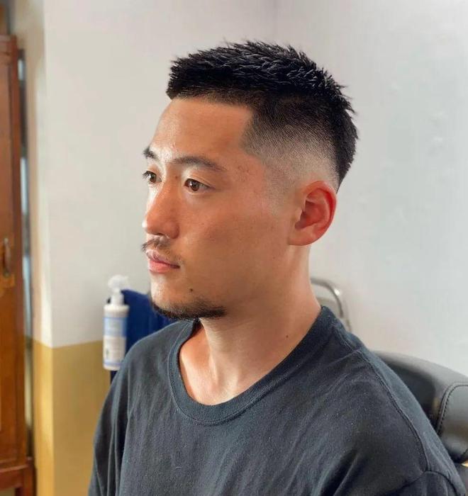 易倍体育网站：这才是40岁男人该剪的发型清爽干净硬朗帅气！(图2)