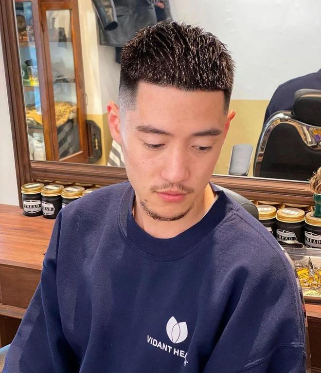 易倍体育网站：这才是40岁男人该剪的发型清爽干净硬朗帅气！(图3)