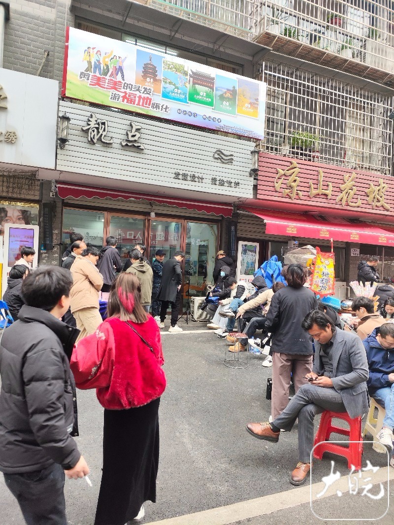 向佐驾到？晓华直播间再爆火5日晚涌入163万人(图2)