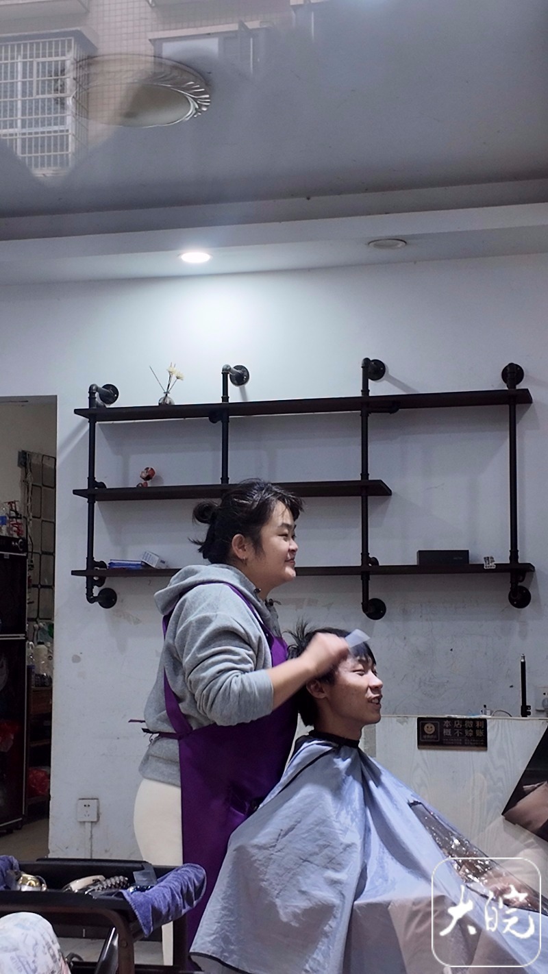 向佐驾到？晓华直播间再爆火5日晚涌入163万人(图3)