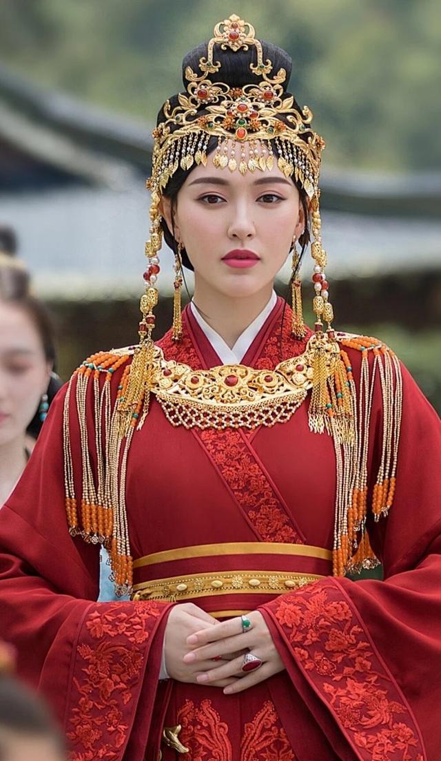 41岁唐嫣拍新戏戴假发被批不敬业！网友：好假不能剪短就别演(图2)
