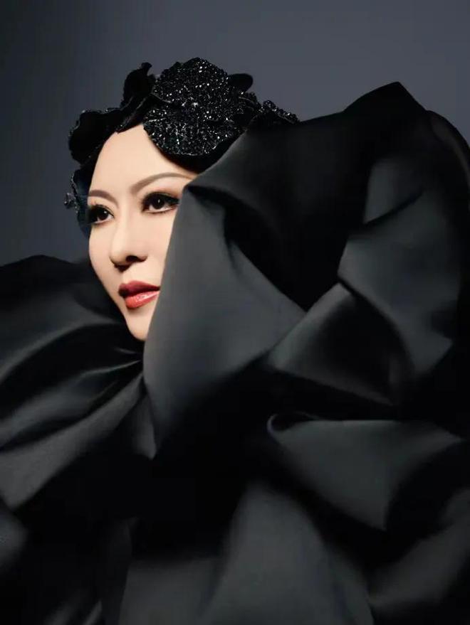 一路繁花时尚芭莎大片倪萍最贵刘晓庆最嫩向太最艳她最美(图3)