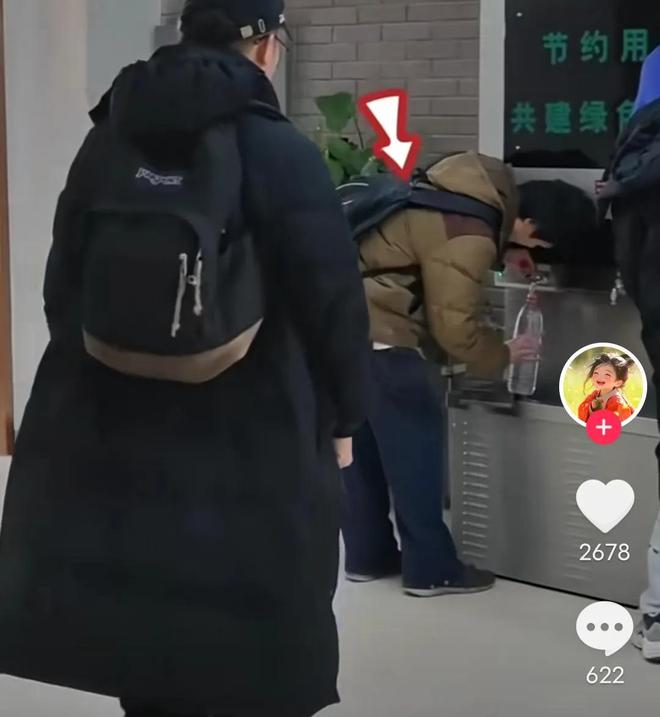 韦神的学霸生活：原来手提的不是矿泉水是每天排队接的水(图2)