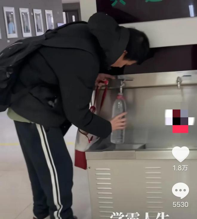 韦神的学霸生活：原来手提的不是矿泉水是每天排队接的水(图3)