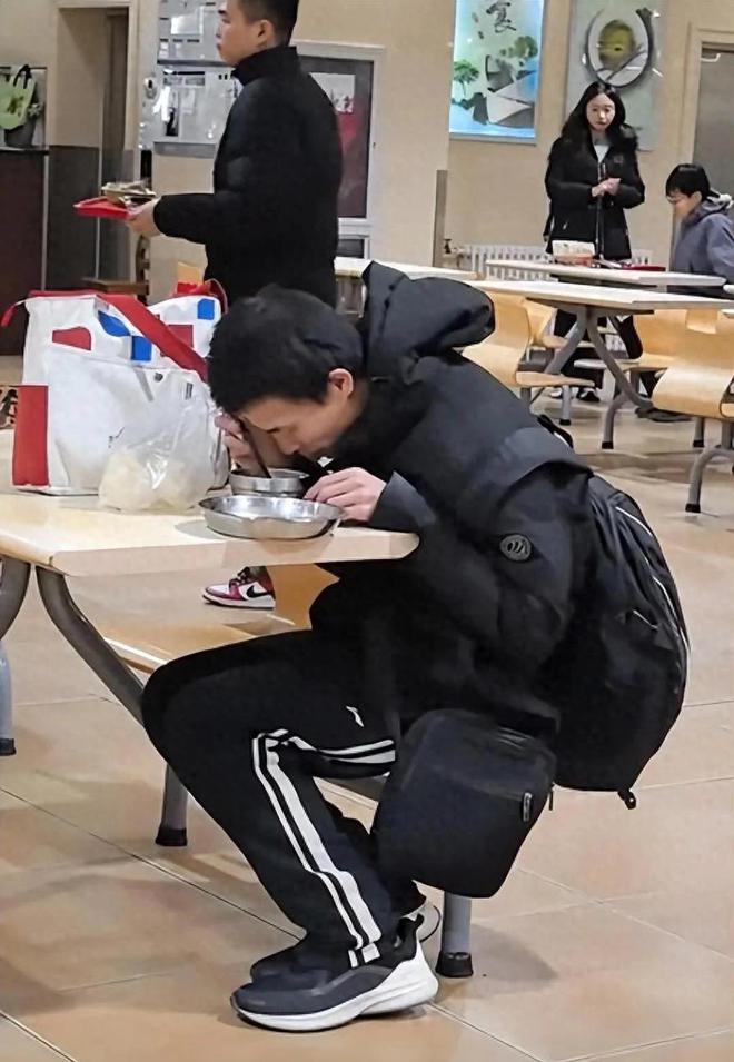韦神的学霸生活：原来手提的不是矿泉水是每天排队接的水(图1)