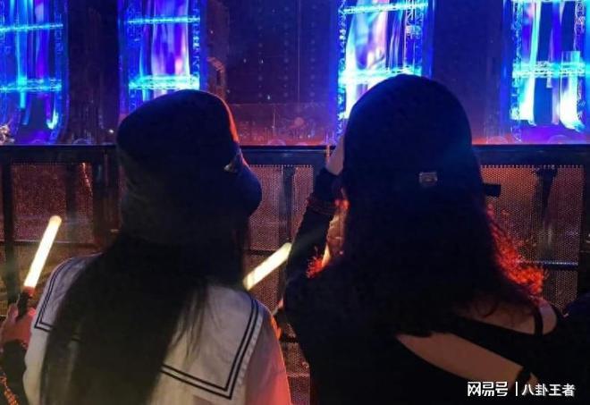 易倍体育网站：惊天大瓜！传王一博戴假发陪赵丽颖看张杰演唱会曾被扒超多同款(图2)