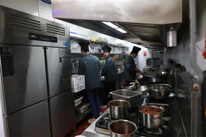成都青羊：家门口社区食堂办家宴环境星级价格亲民(图1)
