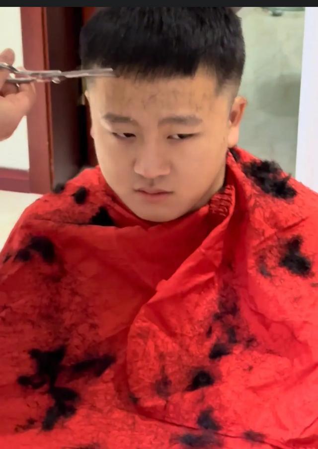 丈母娘给女婿剪头发把女婿直接剪成了“外孙”评论笑死(图2)