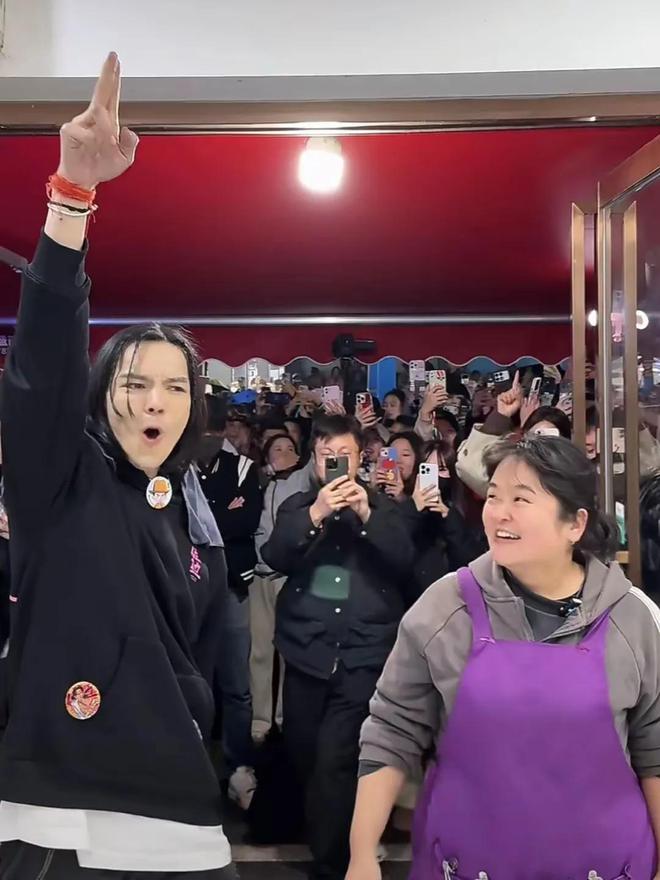 Emc易倍体育：向佐理发给晓华转账30万？本人亲自出面回应：给了30元就够了(图4)