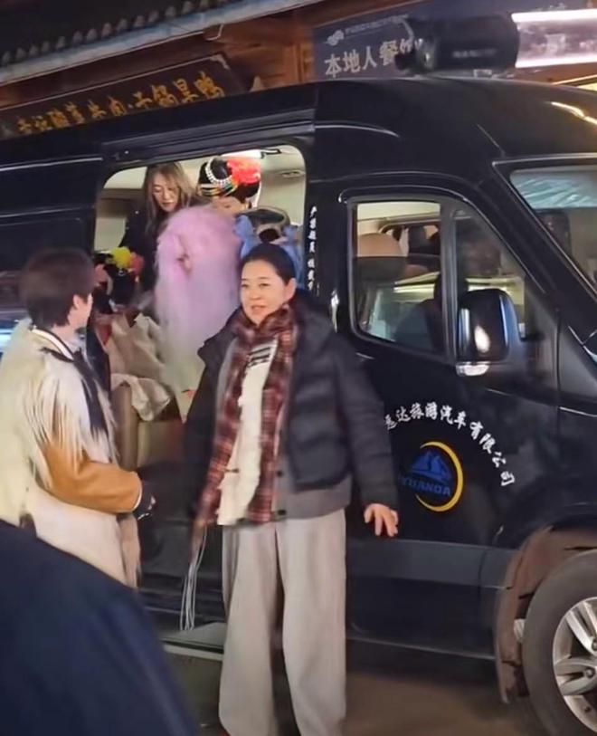 Emc易倍体育：《一路繁花》路透张蔷白色假发太抢镜74岁刘晓庆精气神十足(图20)