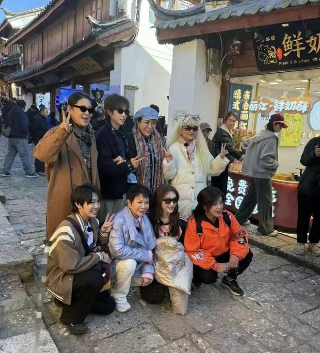 Emc易倍体育：《一路繁花》路透张蔷白色假发太抢镜74岁刘晓庆精气神十足(图23)