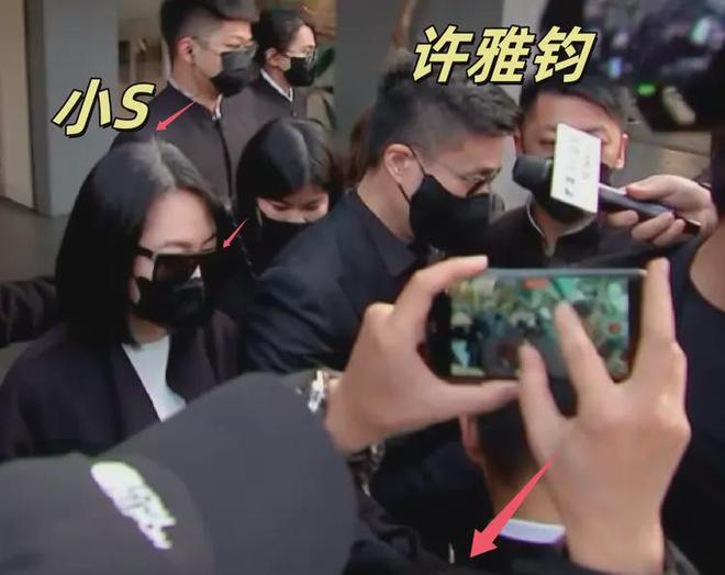 Emc易倍体育：小S丧姐后首露面一身黑衣头发都白了许雅钧紧牵她手太护妻！(图3)