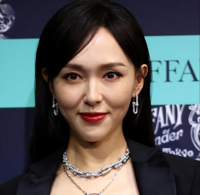 38岁杨幂皮衣配吊带第一次盘头发的她美得像个机器人(图7)