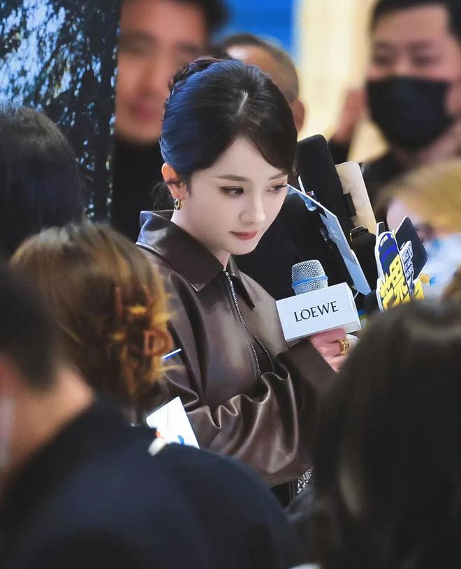 38岁杨幂皮衣配吊带第一次盘头发的她美得像个机器人(图3)