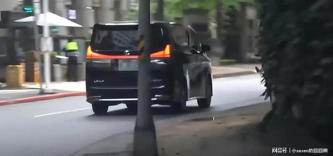 Emc易倍体育：小S近照曝光身穿黑衣白头发越发明显比起大S离世前更瘦了(图7)