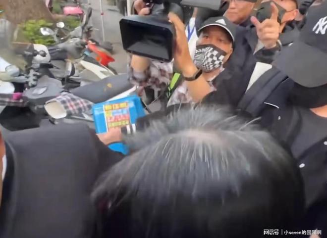 Emc易倍体育：小S近照曝光身穿黑衣白头发越发明显比起大S离世前更瘦了(图4)
