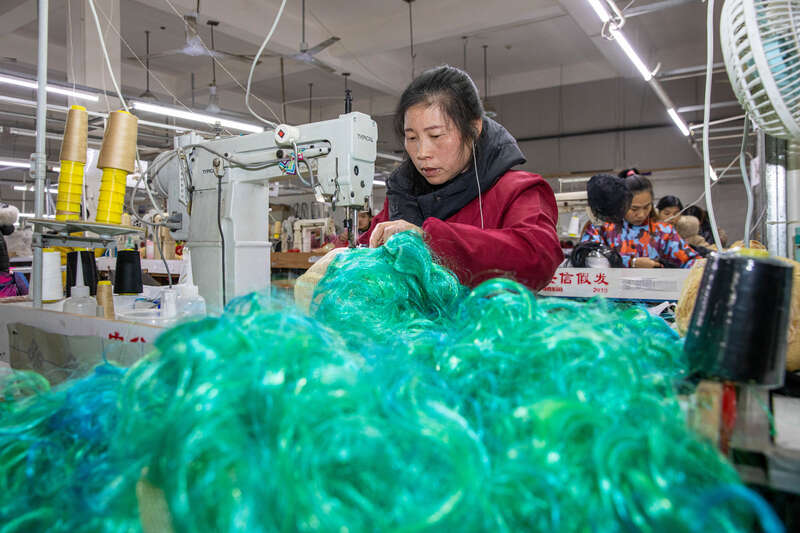 Emc易倍体育：一个偏远小镇给全球做假发(图2)