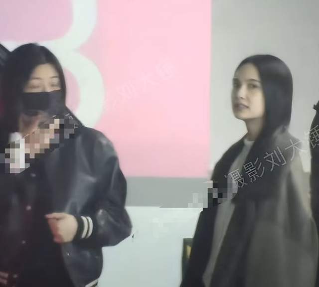 陈妍希离婚后首度露面和杨丞琳聚餐紧皱眉头发消息眼睛肿了(图4)
