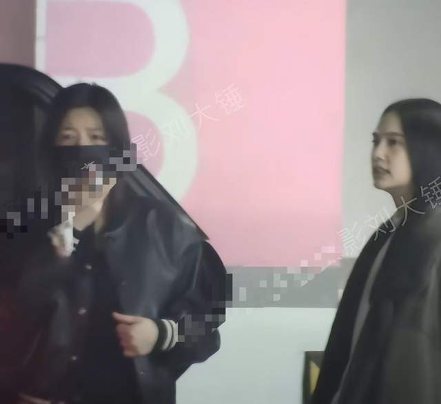陈妍希离婚后首度露面和杨丞琳聚餐紧皱眉头发消息眼睛肿了(图6)