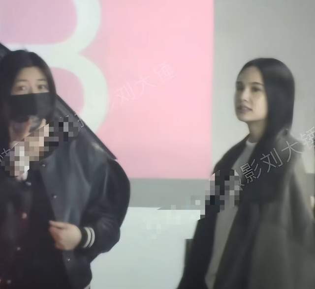 陈妍希离婚后首度露面和杨丞琳聚餐紧皱眉头发消息眼睛肿了(图5)