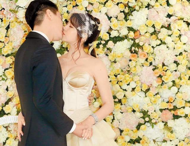 陈妍希离婚后首度露面和杨丞琳聚餐紧皱眉头发消息眼睛肿了(图10)
