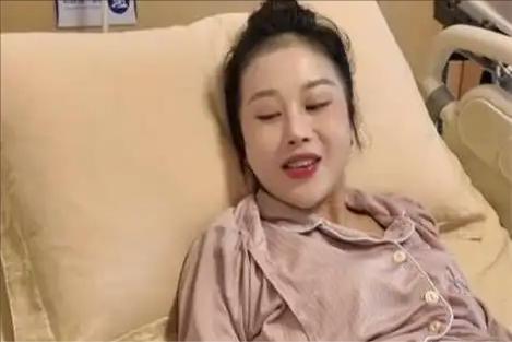 Emc易倍体育：生完三胎没多久隆胸又整容殊不知早就掉进他的“爱情陷阱”(图4)