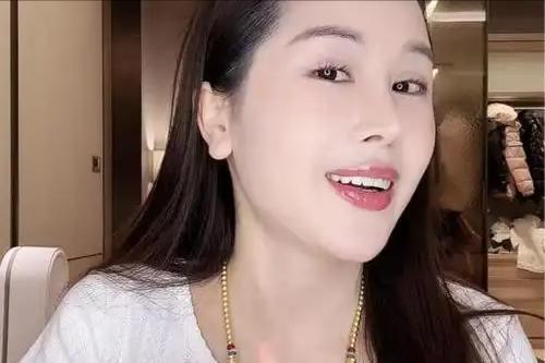 Emc易倍体育：生完三胎没多久隆胸又整容殊不知早就掉进他的“爱情陷阱”(图5)