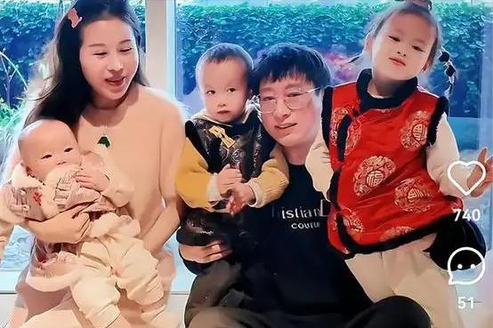 Emc易倍体育：生完三胎没多久隆胸又整容殊不知早就掉进他的“爱情陷阱”(图3)
