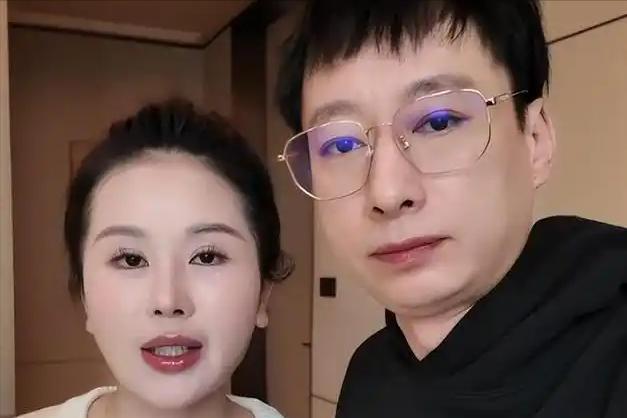 Emc易倍体育：生完三胎没多久隆胸又整容殊不知早就掉进他的“爱情陷阱”(图7)