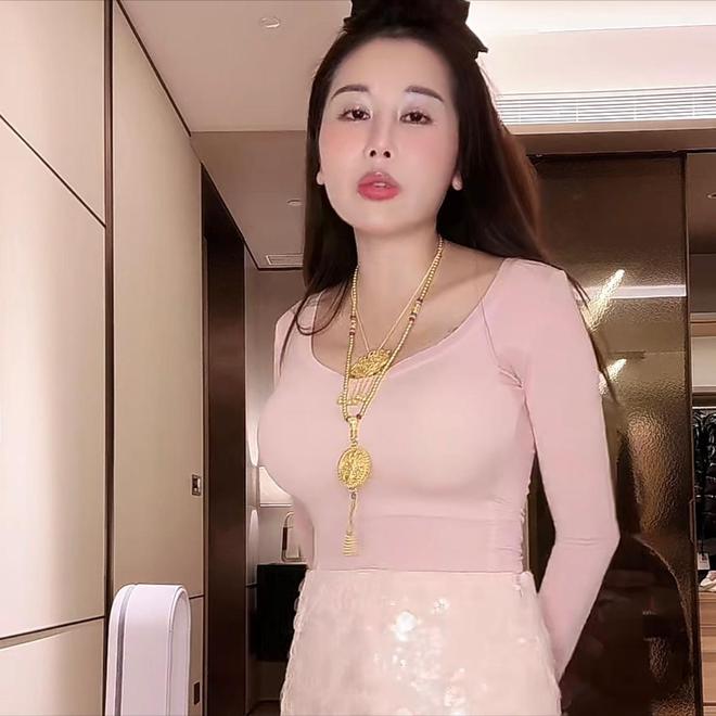 Emc易倍体育：生完三胎没多久隆胸又整容殊不知早就掉进他的“爱情陷阱”(图11)
