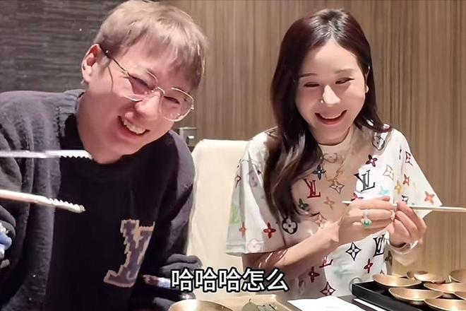Emc易倍体育：生完三胎没多久隆胸又整容殊不知早就掉进他的“爱情陷阱”(图22)