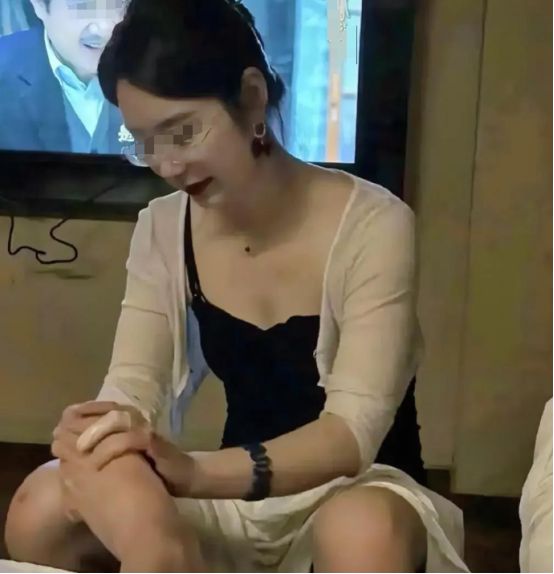 女子偷情被侄子看见侄子：要我保密可以得满足我一个要求(图3)