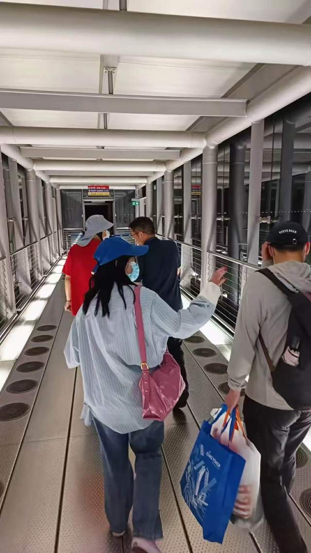 王星回国机场被拍红T搭配帽子假发下机后发文谈感受！(图2)