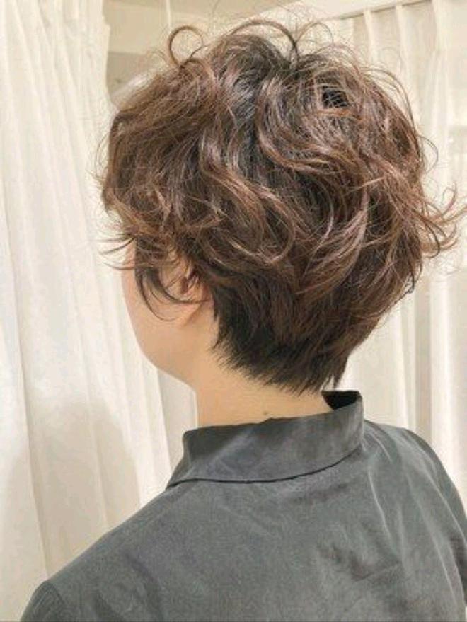 易倍体育网站：灵动优雅：露耳纹理烫绽放女性多元魅力(图2)