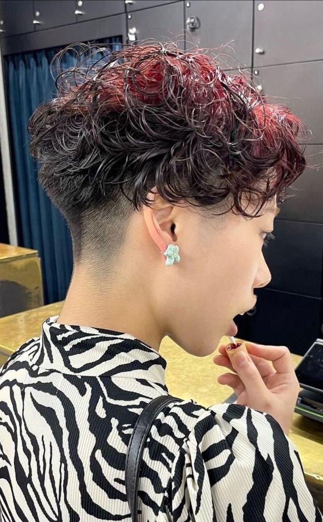 易倍体育网站：灵动优雅：露耳纹理烫绽放女性多元魅力(图6)