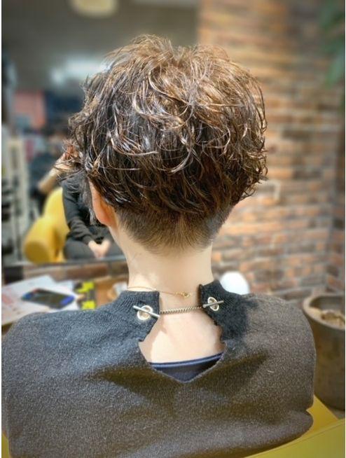 易倍体育网站：灵动优雅：露耳纹理烫绽放女性多元魅力(图4)