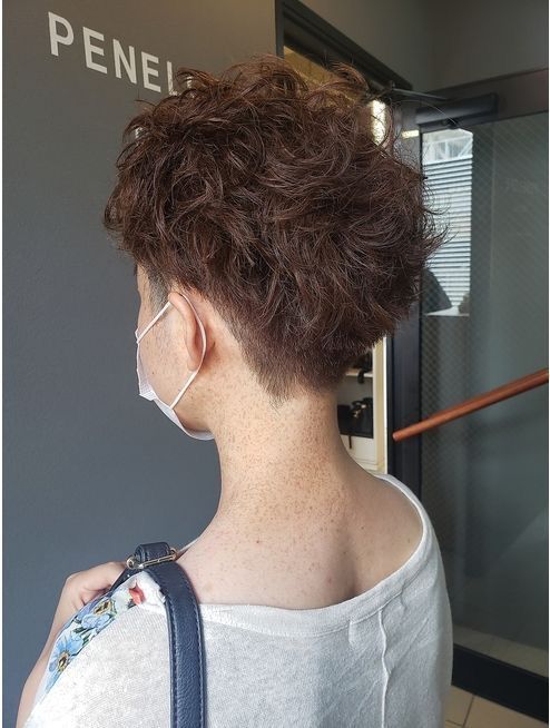 易倍体育网站：灵动优雅：露耳纹理烫绽放女性多元魅力(图12)