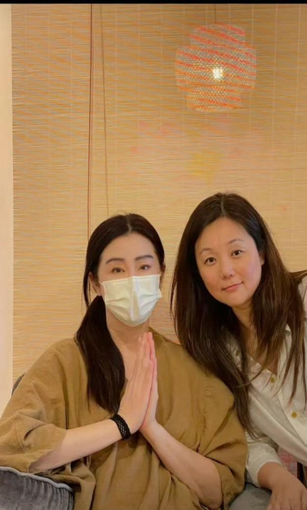 王祖贤在加拿大开艾灸馆！她穿针织衫亲自接待长发素颜太惊艳(图5)