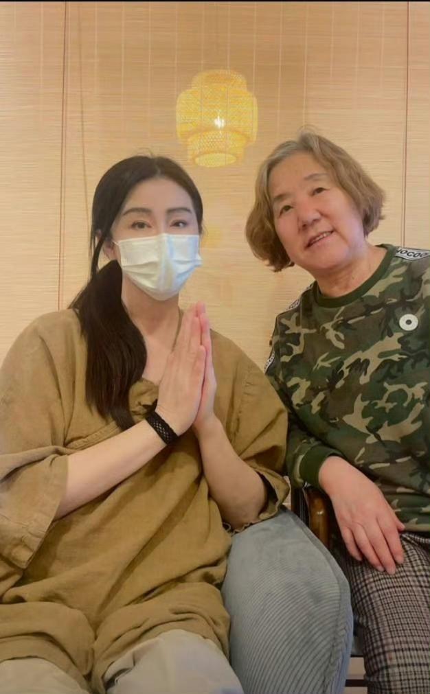 王祖贤在加拿大开艾灸馆！她穿针织衫亲自接待长发素颜太惊艳(图4)