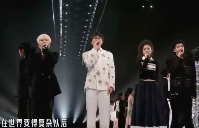 星光大赏台下好精彩：胡歌无聊睡着赵露思看手机王一博玩快闪(图12)