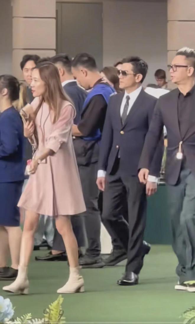 郭富城东莞寻根后现身香港马场给自家马匹加油穿西装头发黑好帅(图21)