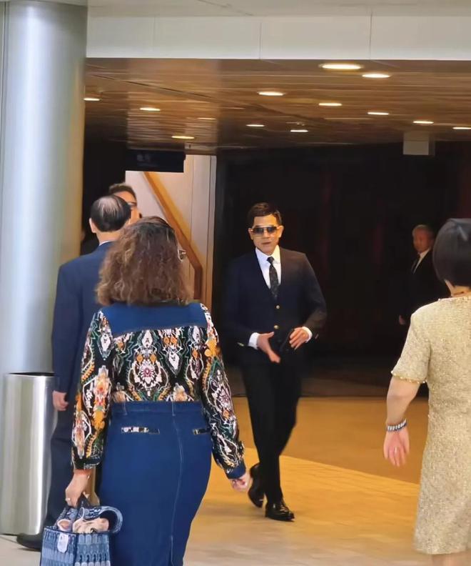 郭富城东莞寻根后现身香港马场给自家马匹加油穿西装头发黑好帅(图4)