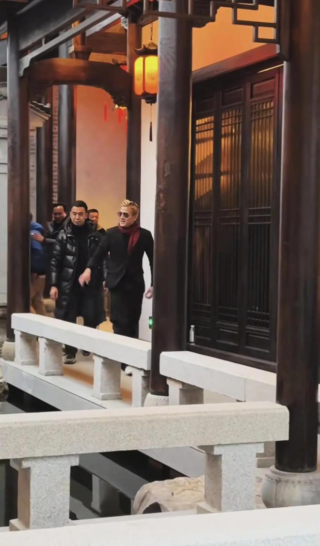 郭富城东莞寻根后现身香港马场给自家马匹加油穿西装头发黑好帅(图7)